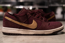 Load image into Gallery viewer, Dunk Low Pro SB &#39;UK Passport&#39; SKU: 304292 600 (Size 6.5 -  Worn)
